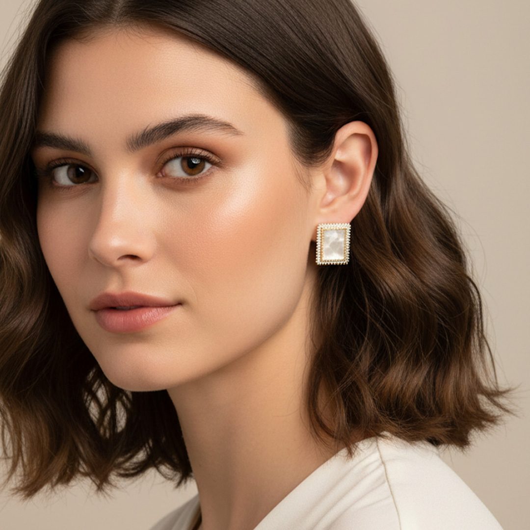 Brinco Quadrado Madreperola Cravejado Banhado em Ouro 18k