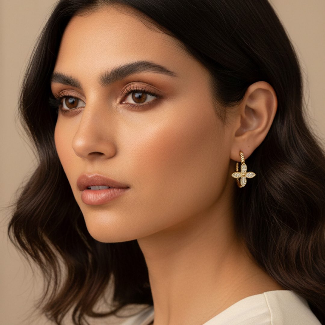 Brinco Argola Trançado Flor Cravejado Banhado em Ouro 18k