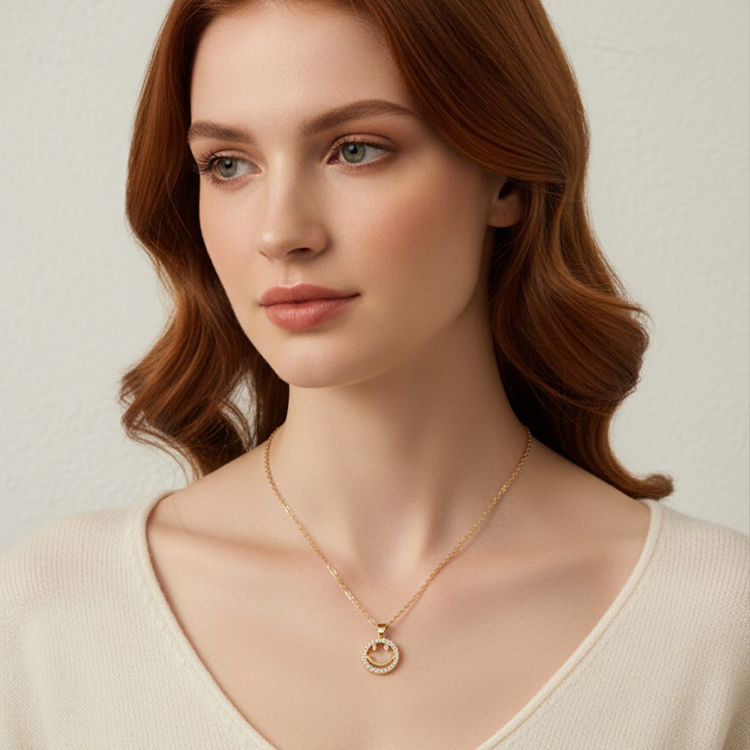 Colar Smile Cravejado Banhado em Ouro 18k