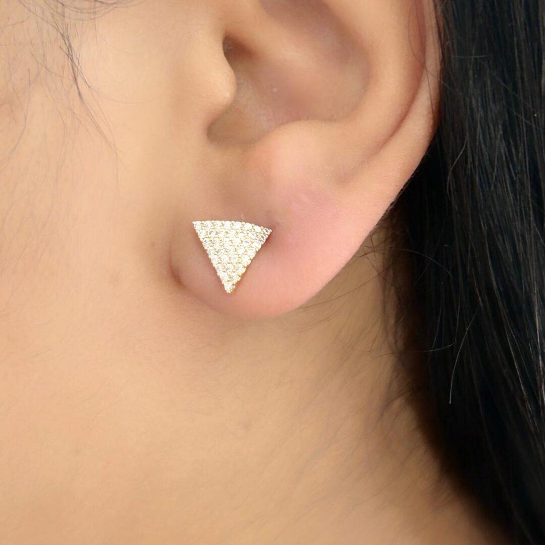 Brinco Triângulo Cravejado Banhado em Ouro 18K