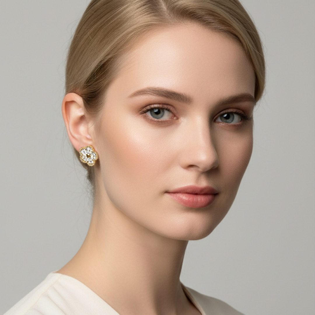 Brinco Trevo Cravejado G em Aço