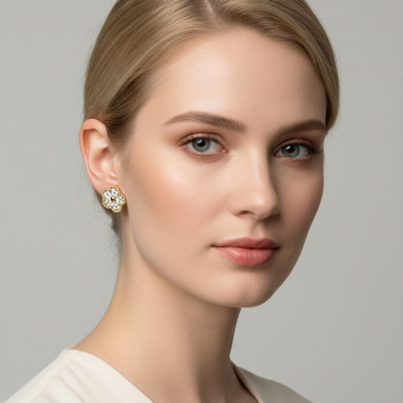 Brinco Trevo Cravejado G em Aço