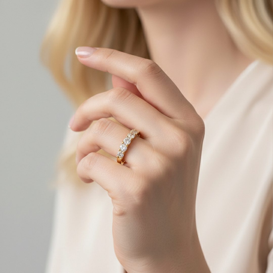 Anel Meio Trabalhado Cravejado Banhado em Ouro 18k