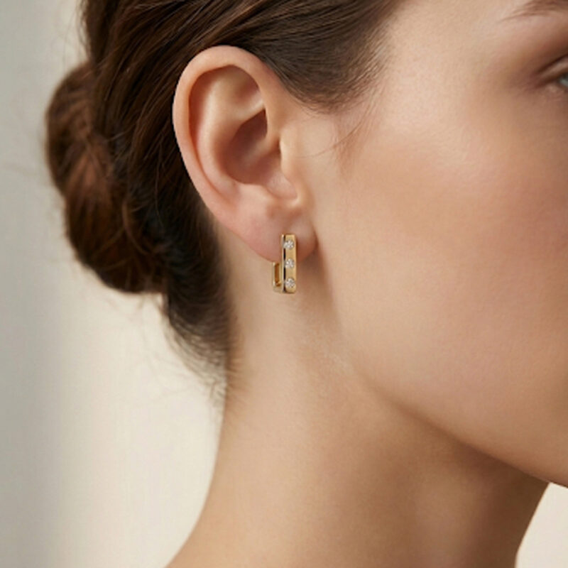 Brinco Meia Argola Quadrada Cravejado Banhado em Ouro 18k