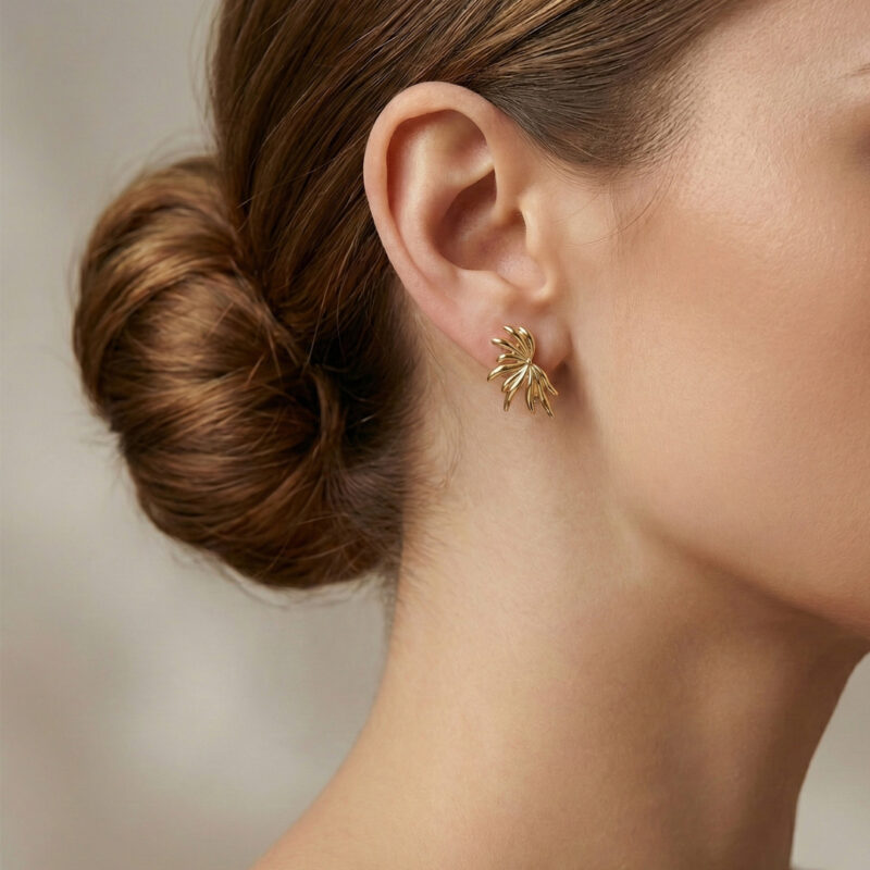Brinco Meia Flor Banhado em Ouro 18k