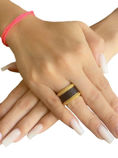 Anel Ca Largo com Zircônia Negra Cravejado banhado em Ouro 18K