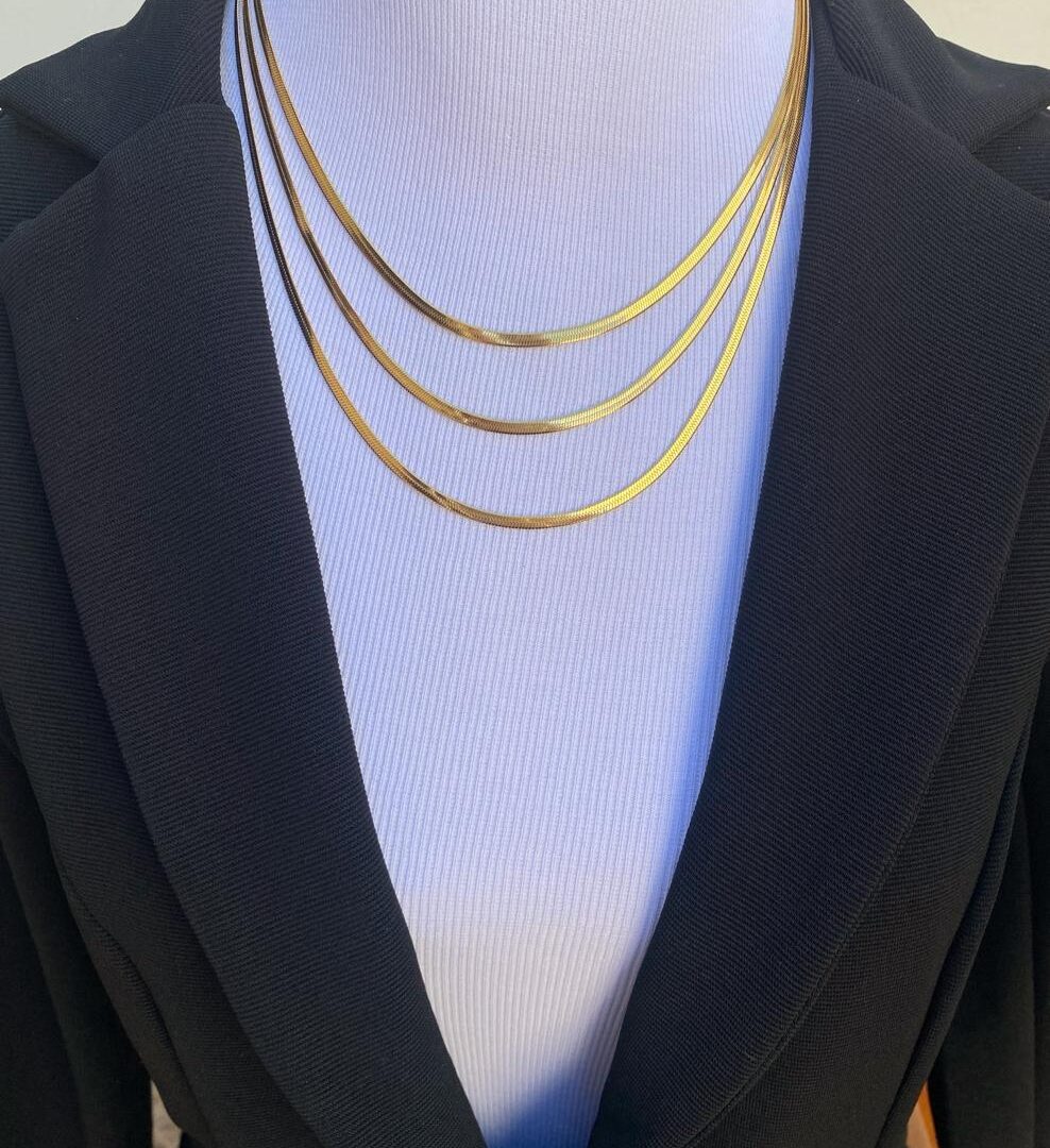 Colar Fita Tripla Dourada em Aço