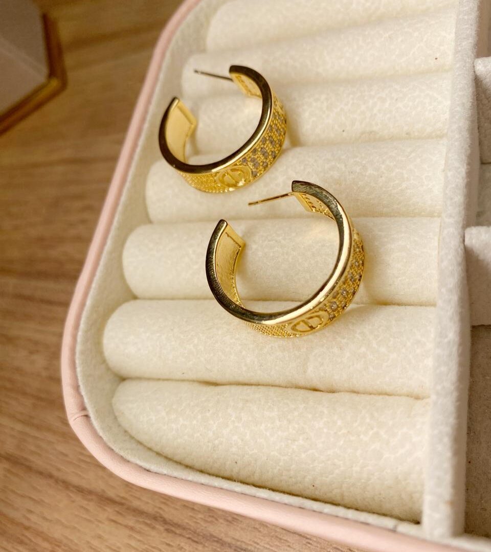 Brinco Argola C Cravejado Banhado em Ouro 18K