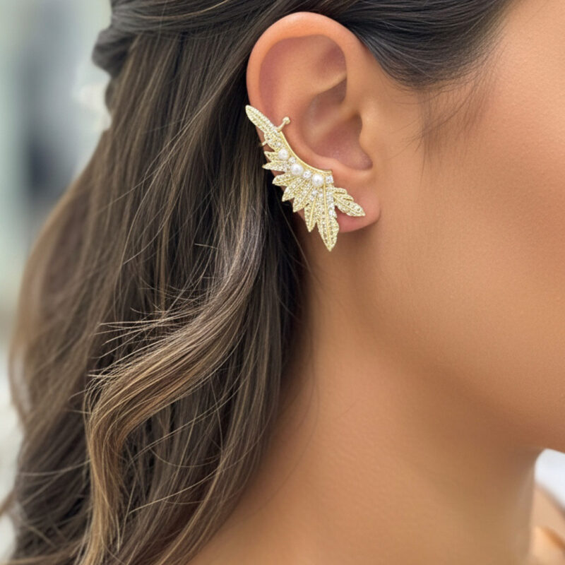 Brinco Earcuff Folhas com Perola Cravejado Banhado em Ouro 18k