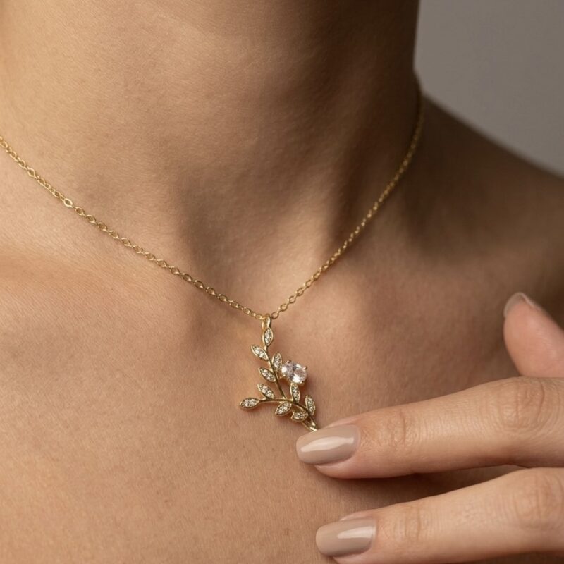 Colar (45 cm + 5 cm) Folhas Cravejado Banhado em Ouro 18k