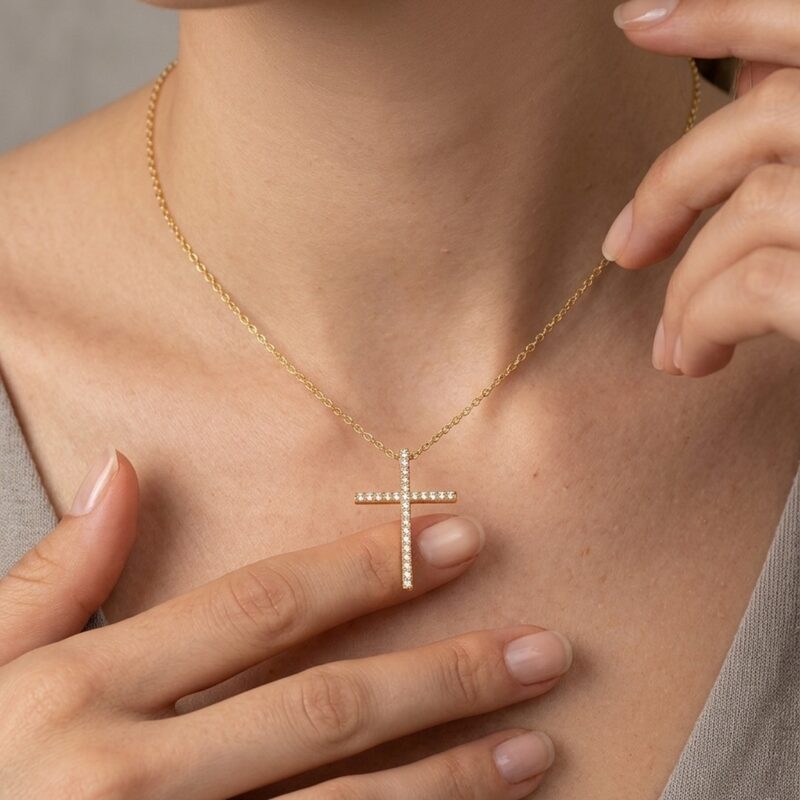 Colar(45 cm + 5 cm)Crucifixo Cravejado Banhado em Ouro 18k