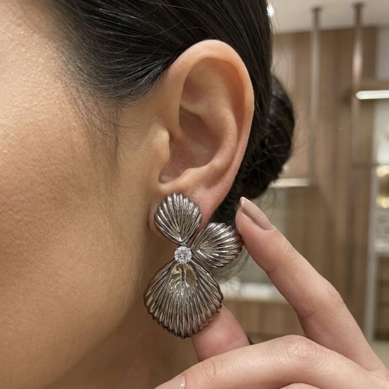 Brinco Meia Flor Banhado em Ouro 18k