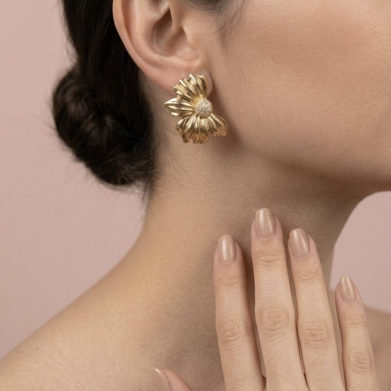 Brinco Meia Flor Cravejado Banhado em Ouro 18k