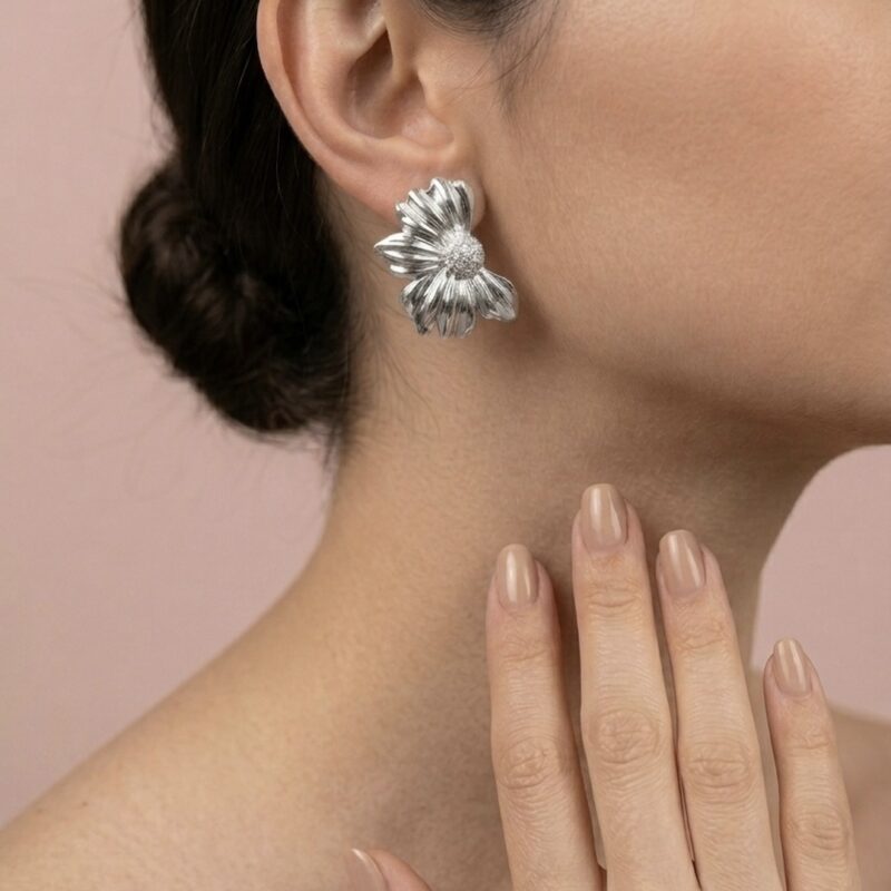 Brinco Meia Flor Cravejado Banhado em Ouro 18k