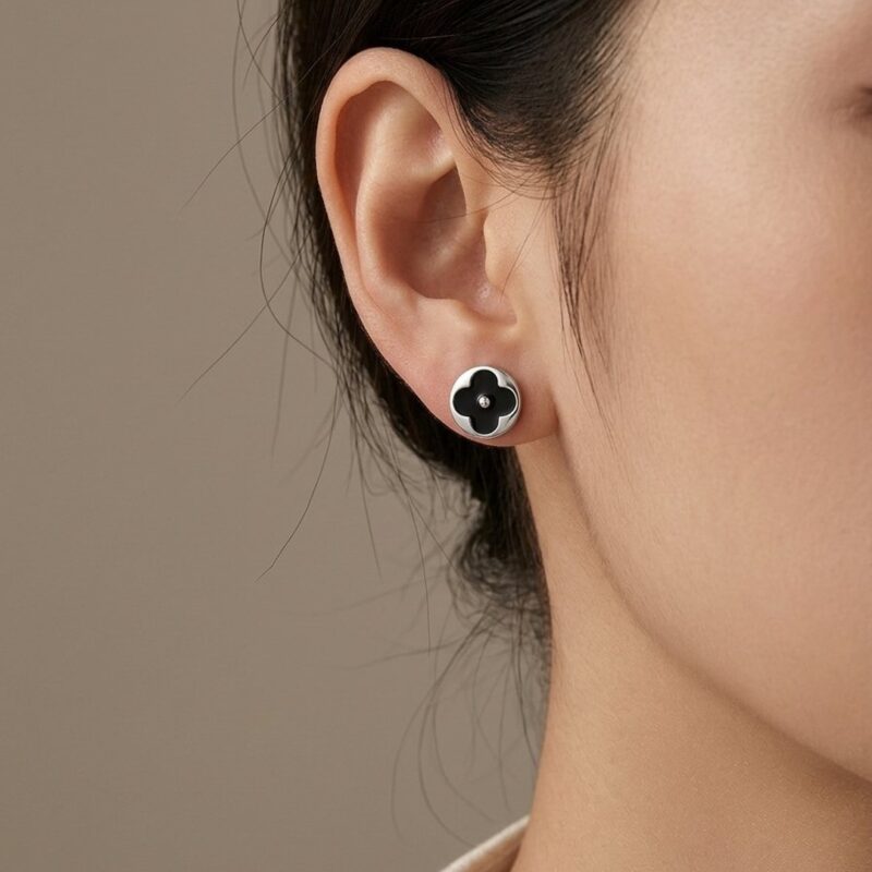 Brinco Redondo Trevo em Aço