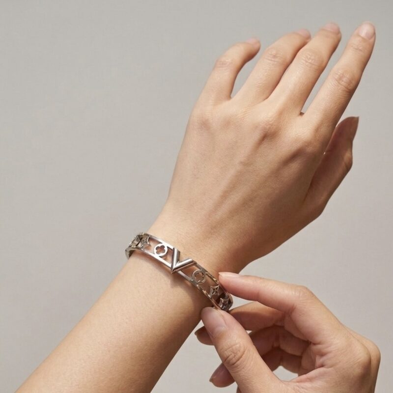 Bracelete Trevo Vazado Trabalhado em Aço