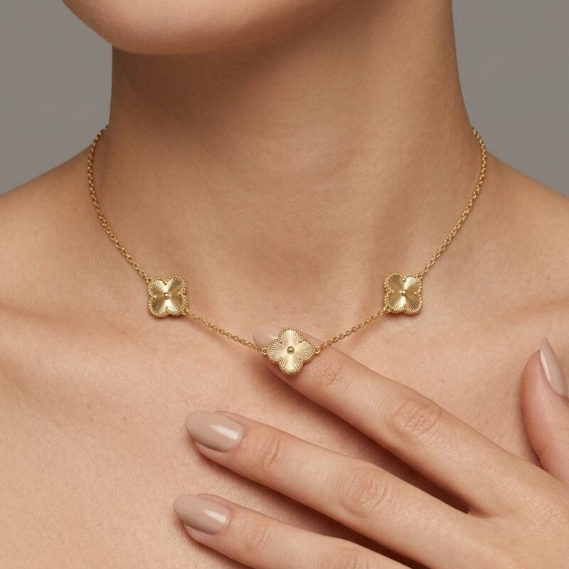 Choker(35 cm + 5 cm) Trevos Banhado em Ouro 18k