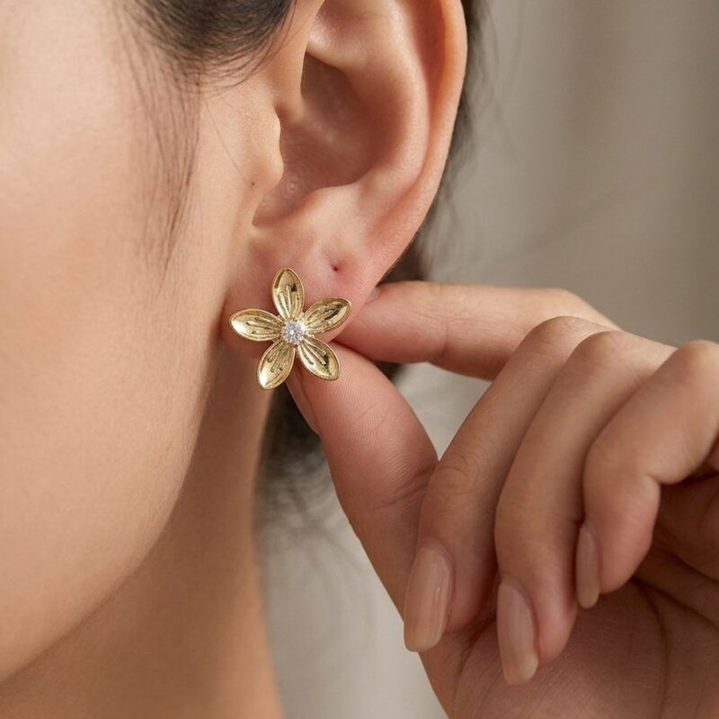 Brinco Flor  Cravejado Banhado em Ouro 18k