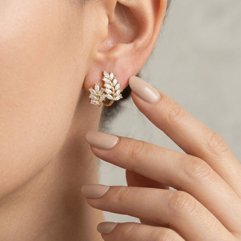 Brinco Earcuff Folha Cravejado Banhado em Ouro 18k