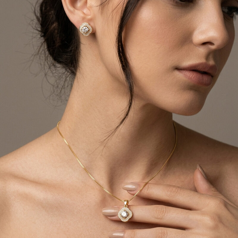 Conjunto Trevo Trabalhado Cravejado Banhado em Ouro 18k