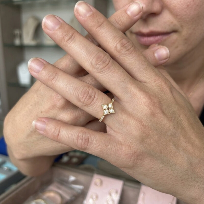 Anel  Regulavel Flor Trabalhado  Cravejado  Banhado em Ouro 18k