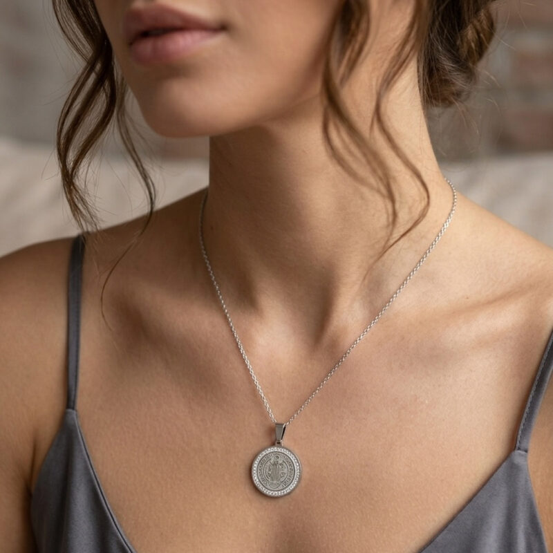 Choker(35 cm + 10 cm) Mandala São Bento Cravejado em Aço