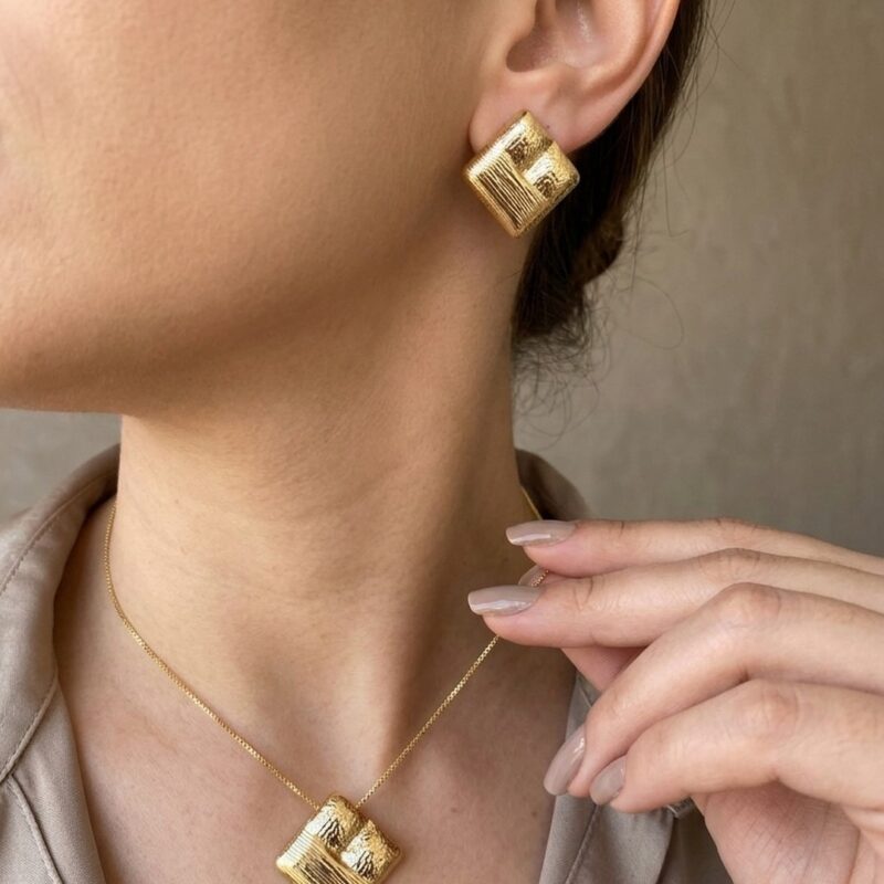 Conjunto Quadrado Trabalhado Banhado em Ouro 18k