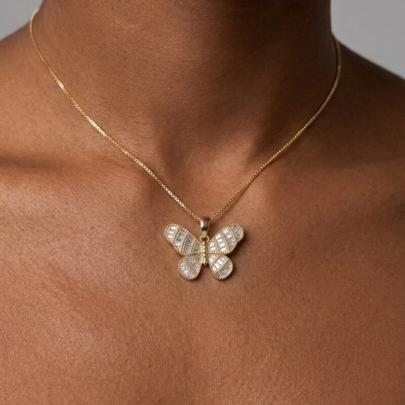 Colar(45 cm + 5 cm)Borboleta Cravejado Banhado em Ouro 18k