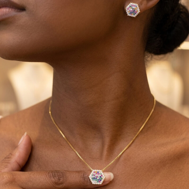 Conjunto Hexagonal Cravejado Banhado em Ouro 18k