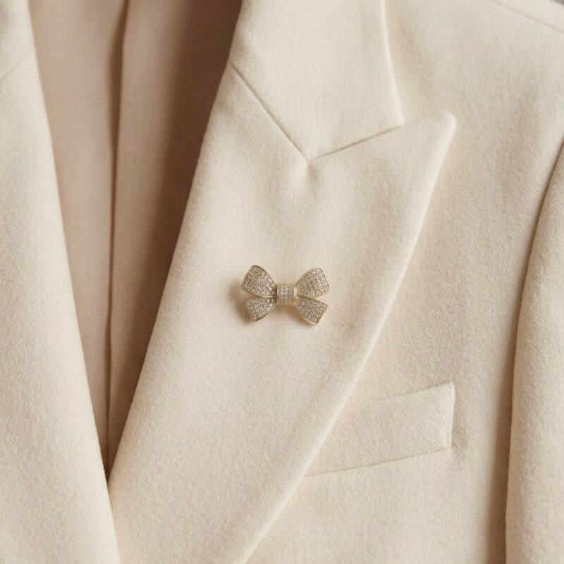 Broche laço cravejado banhado ouro 18k premium atacado