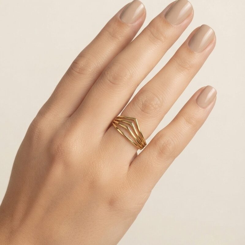 Anel hexagonal em aço banhado a ouro 18k
