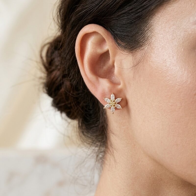 Brinco flor delicado cravejado banhado ouro 18k