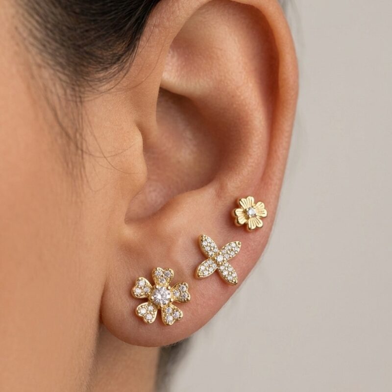 Brinco trio flores delicadas cravejado banhado ouro 18k premium atacado