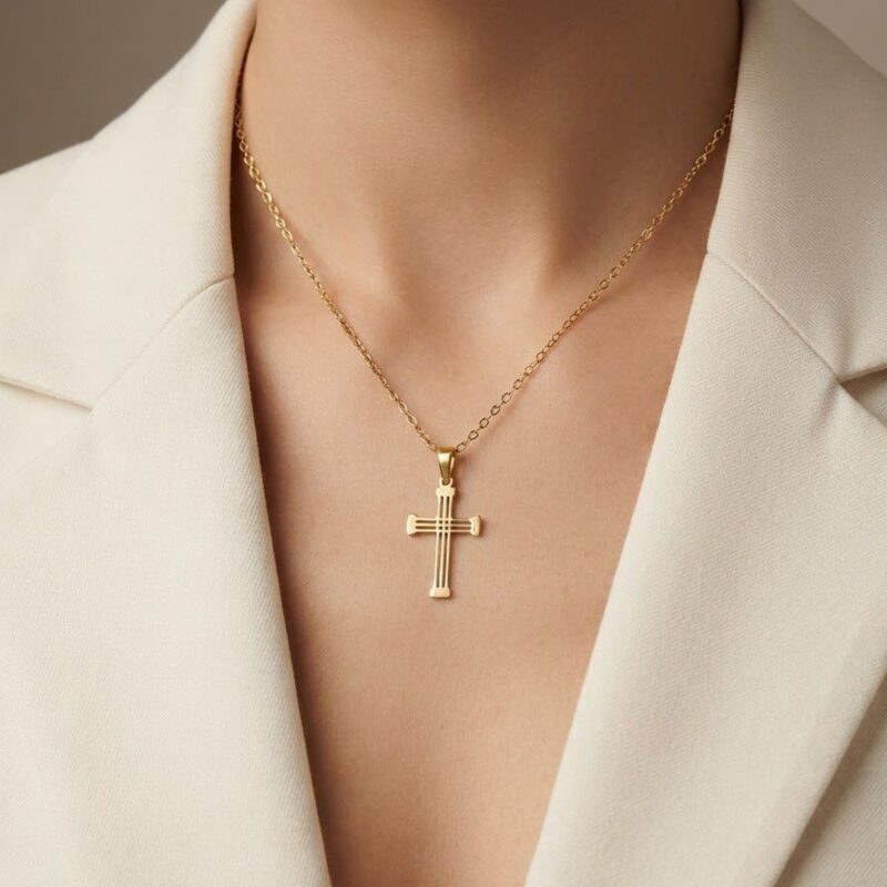 Colar crucifixo trabalhado em aço inoxidável premium atacado