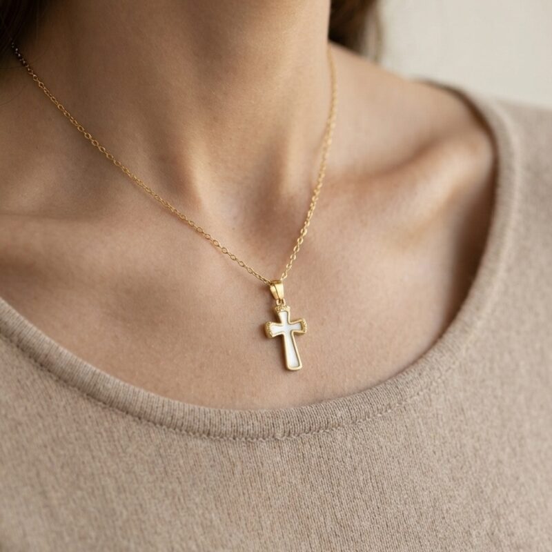 Choker crucifixo em madrepérola e aço inoxidável