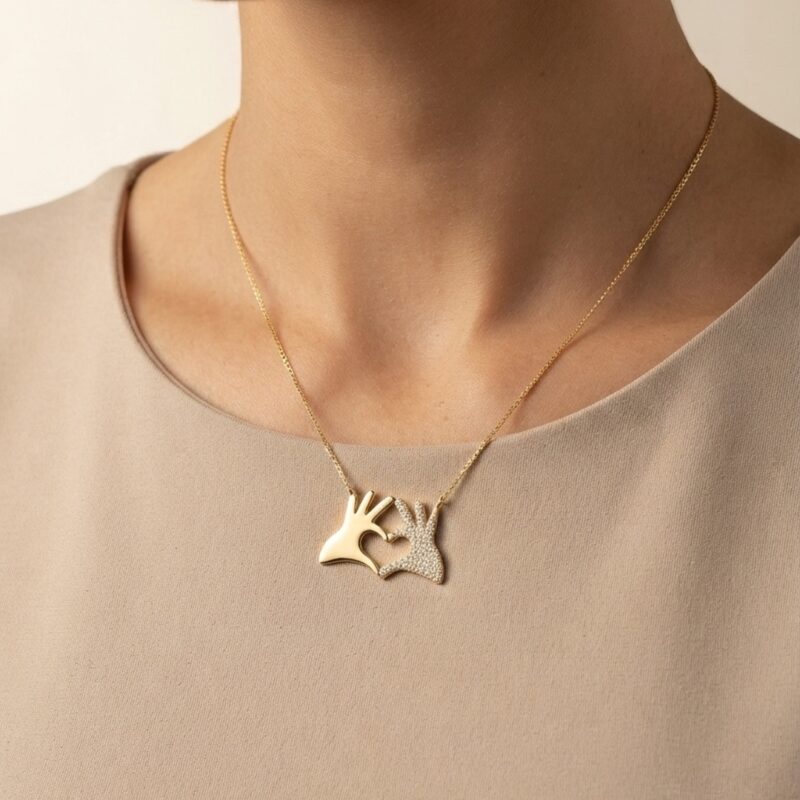 Colar de mãos em coração cravejado banhado em ouro 18k