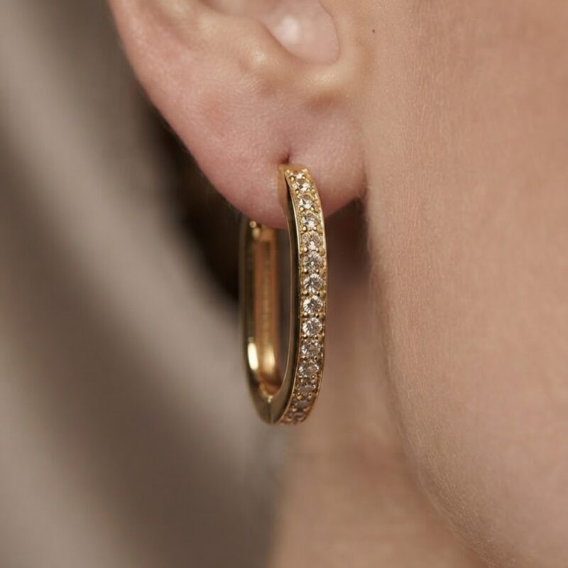 Brinco oval cravejado banhado ouro 18k