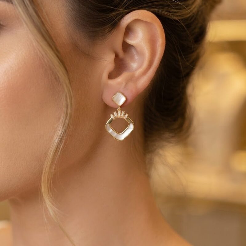 Brinco pêndulo hexagonal vazado banhado em ouro 18k
