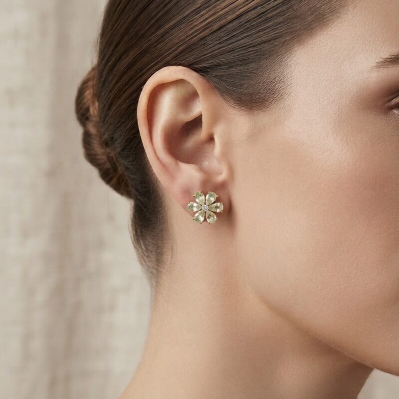 Brinco flor pequeno cravejado banhado ouro 18k