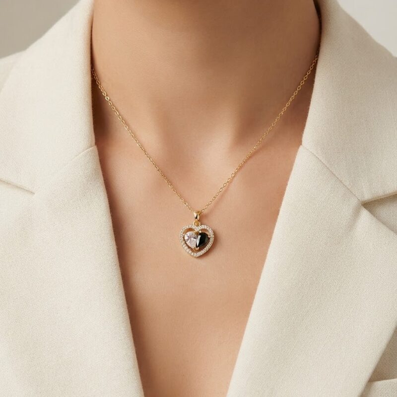 Colar coração trabalhado cravejado banhado ouro 18k com corrente extensível