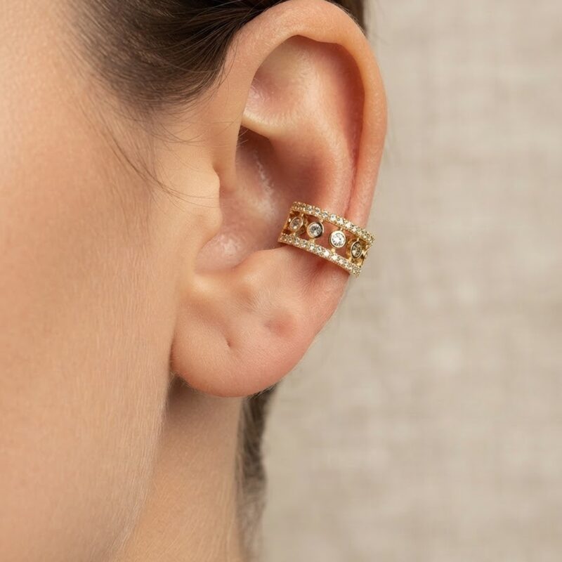 Piercing minimalista vazado cravejado banhado em ouro 18k