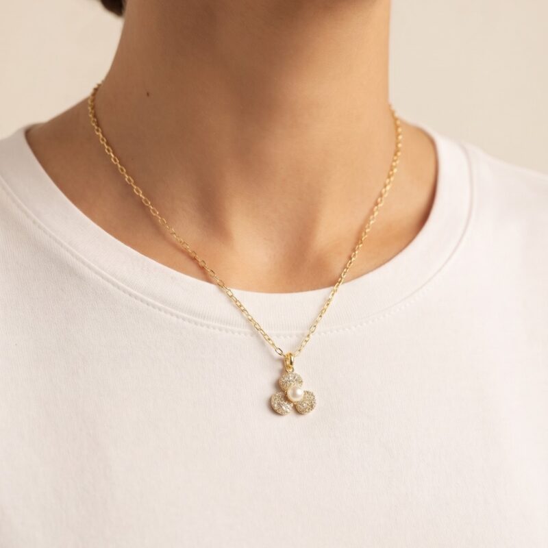 Colar com pendente flor em ouro 18k, pérola e cristais cravejados