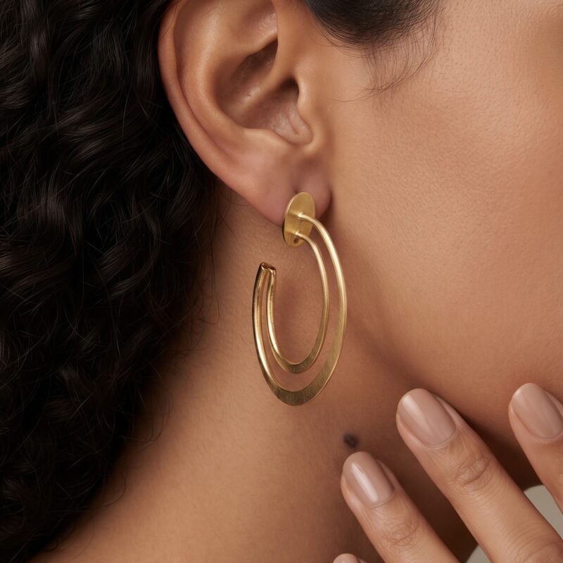 Brinco meia argola oval banhado em ouro 18k