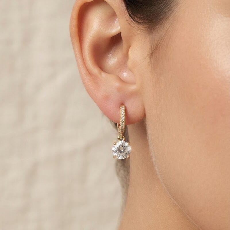 Brinco argola cravejada com pontos de luz banhado em ouro 18k