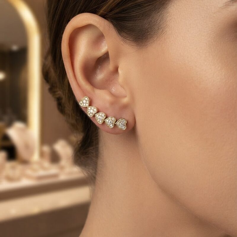 Brinco earcuff com corações cravejados, banhado em ouro 18k