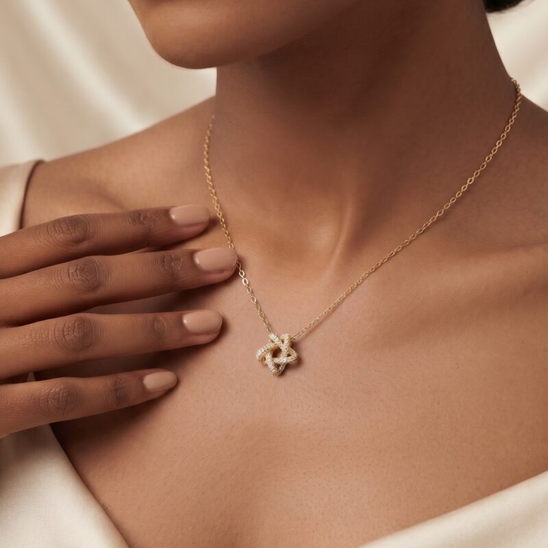 Colar com pendente estrela cravejada banhado ouro 18k, comprimento ajustável 45 cm mais 5 cm