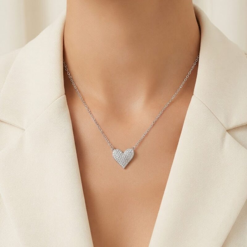 Choker em aço com coração microcravejado, tamanho 35cm + 5cm de ajuste
